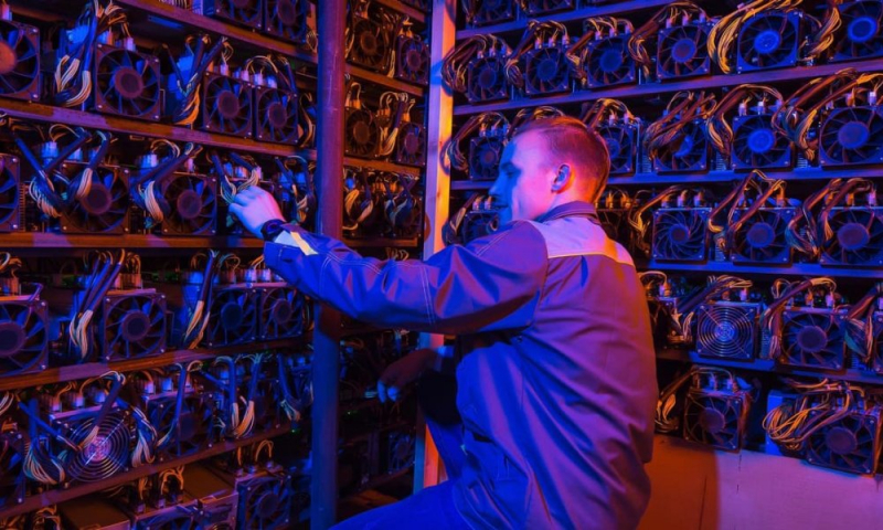 Майнеры финансируют переход к ИИ за счет продажи биткоинов