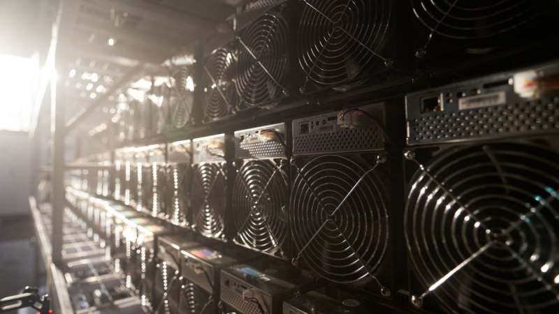 Акции биткоин-майнера Cango упали на 21% после сообщений об убытках на ,6 млн